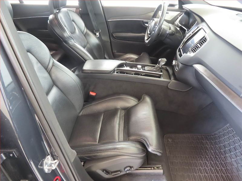 Volvo XC90 (2018) R-Design D5 AWD, R-Design, 4x4 - fotka 9 z 16
