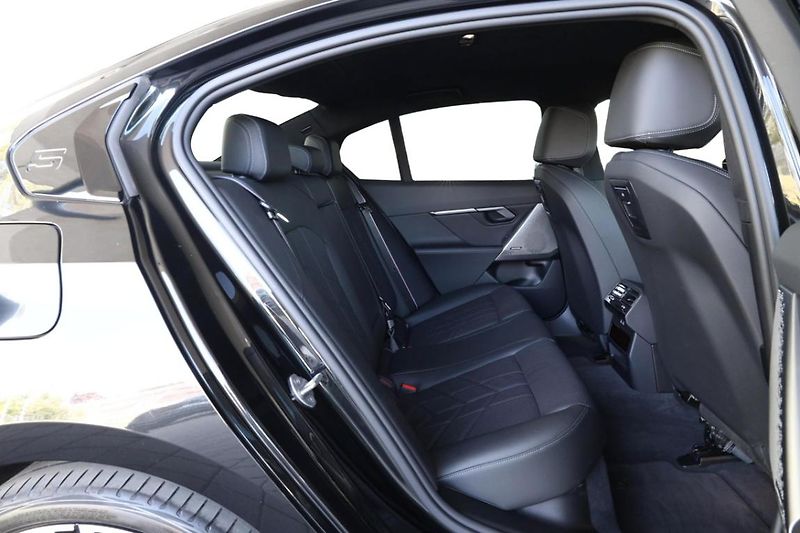 BMW Řada 5 520d xDrive - fotka 6 z 32