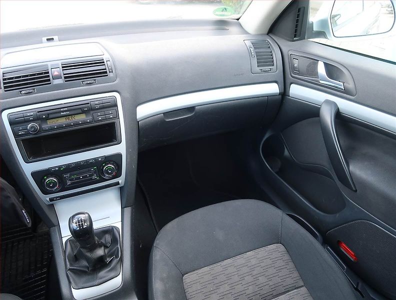 Škoda Octavia (2009) 2.0 TDI, po STK, rezervace - fotka 8 z 14