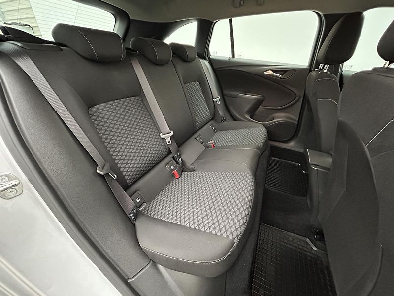 Opel Astra 1.6 CDTi Enjoy - fotka 13 z 22