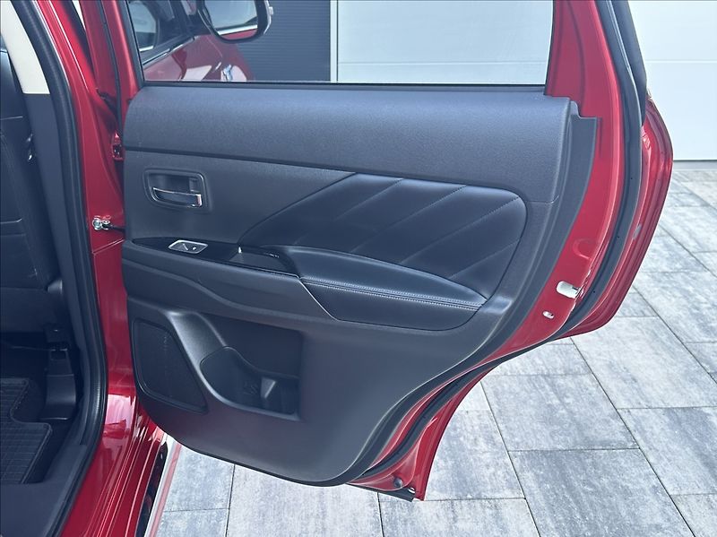 Mitsubishi Outlander 2,4 PHEV 224PS  Diamant 4x4 A/ - fotka 21 z 58