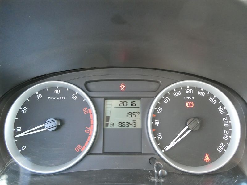 Škoda Fabia 1,6 i 1.MAJITEL,závěs,serviska - fotka 33 z 59