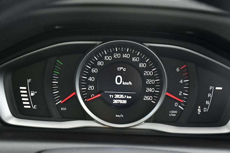 Volvo XC60 D4 A/T ČR 2XALU PO ROZVODECH - fotka 22 z 31