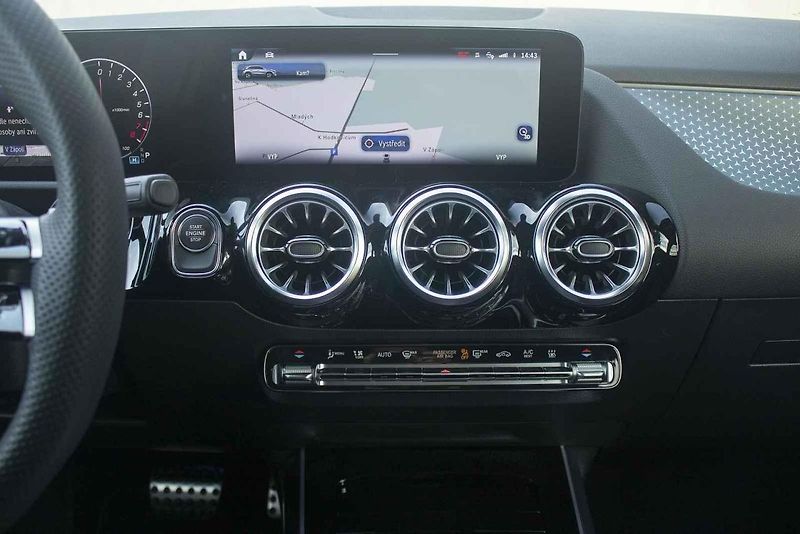 GLA s hybridem do zásuvky je ideální volbou do města a okolí.