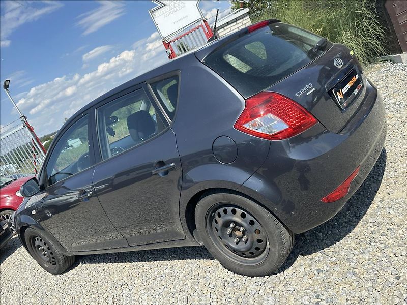 Kia Ceed 1,6 CRDi 85kW Exclusive - fotka 7 z 28