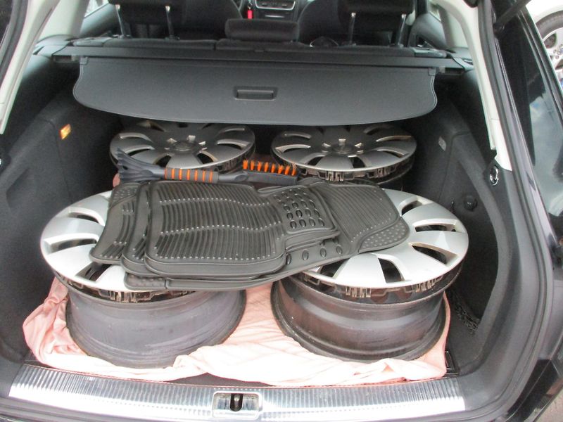 Audi A4 (2009) combi 2,0 TDi servis doložen - fotka 6 z 11