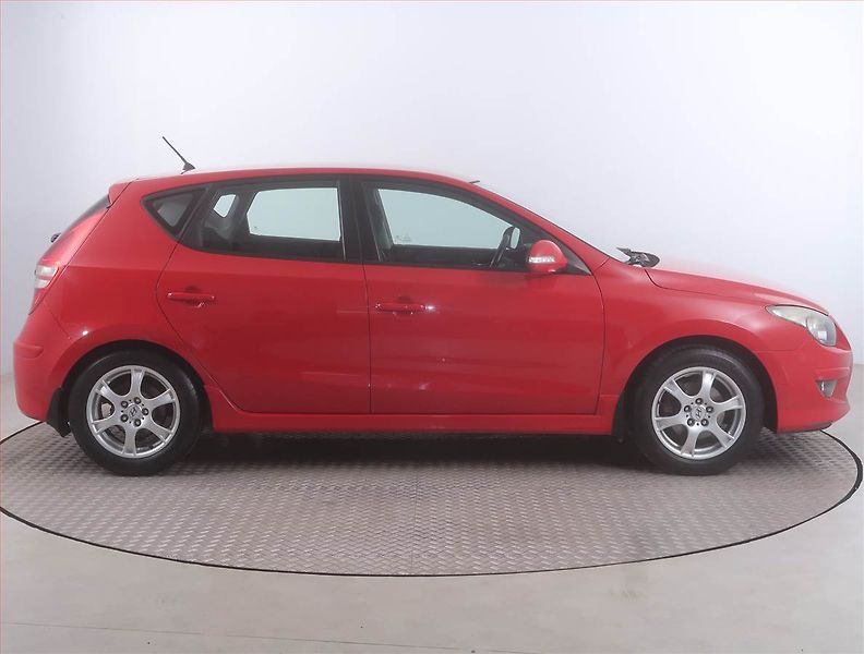 Hyundai i30 (2011) 1.6 CVVT, nová STK - fotka 6 z 14