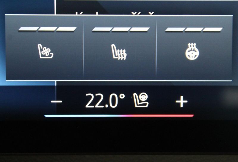 BMW iX xDrive40 - fotka 23 z 29