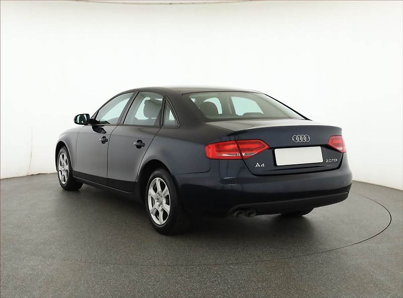 Audi A4 (2010) 2.0 TDI, nová STK - fotka 4 z 18