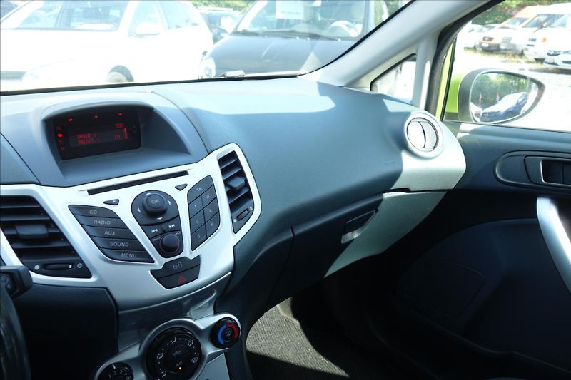 Ford Fiesta 1,2 i, ČR, KLIMATIZACE. - fotka 30 z 30