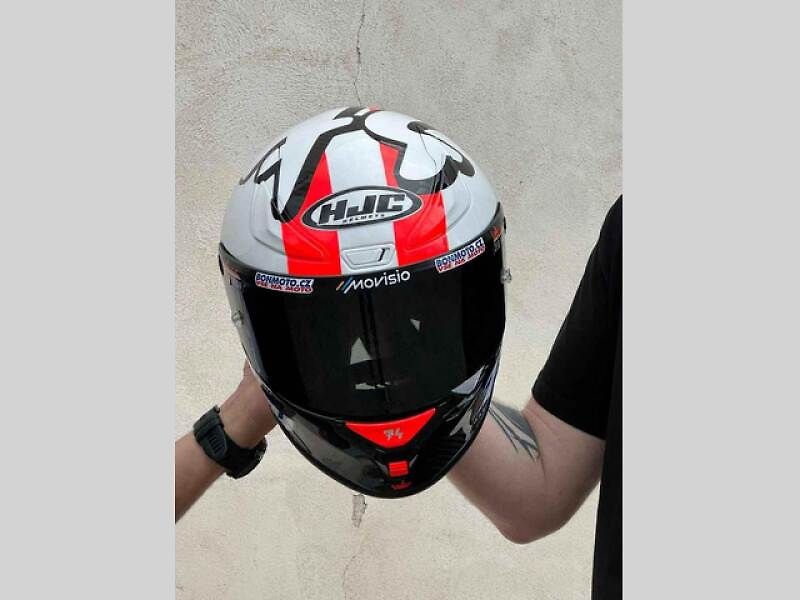 Motocyklový jezdec Kamil Holán před startem závodu.