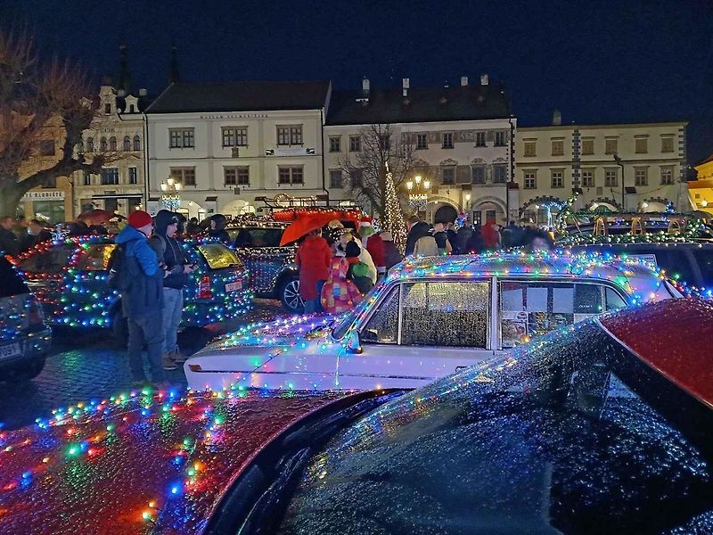 Sraz vánočně nazdobených aut v Kroměříži (prosinec 2024)