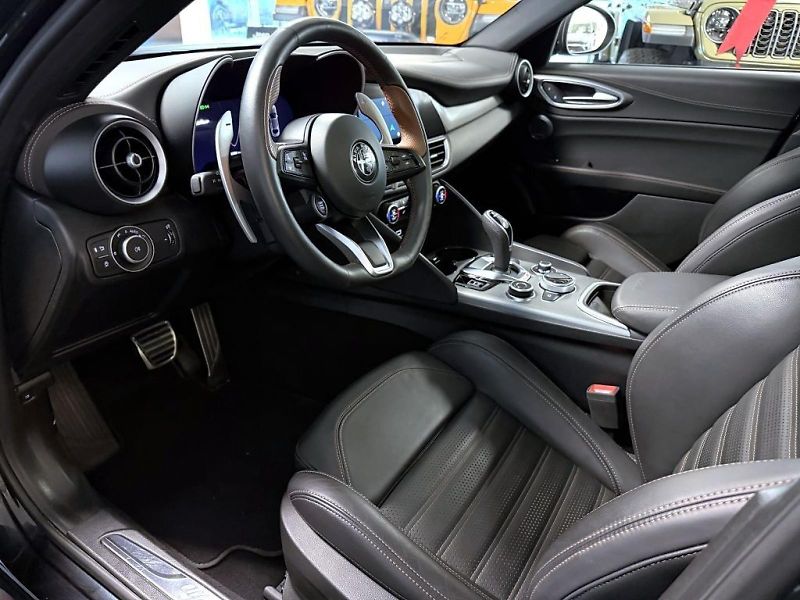 Alfa Romeo Giulia (2025) 2.2 JTD 210k AT8 ZF Q4 4x4 Int - fotka 8 z 26