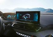 na něm se (v případě verze s plug-in pohonem) zobrazují také data o dojezdu