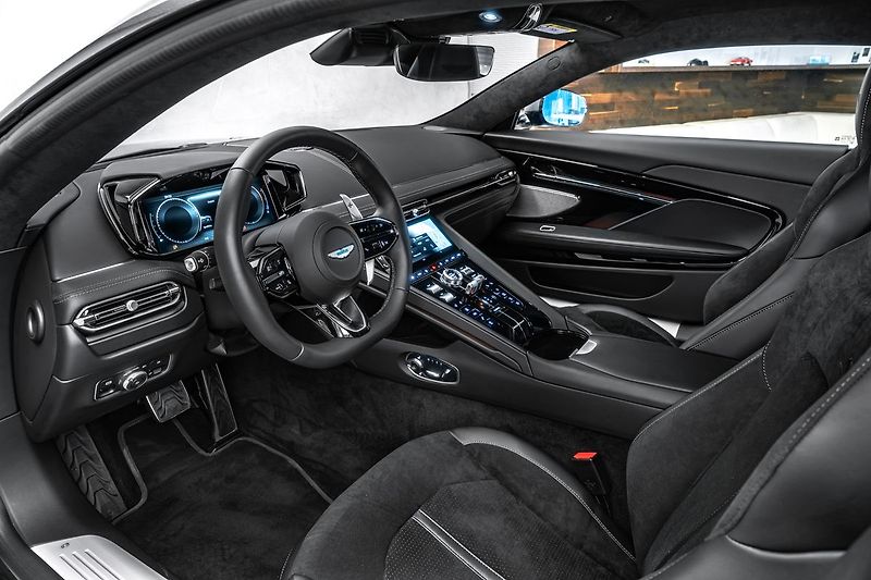 Aston Martin DB12 CZ, xenon grey, black pack - fotka 16 z 25