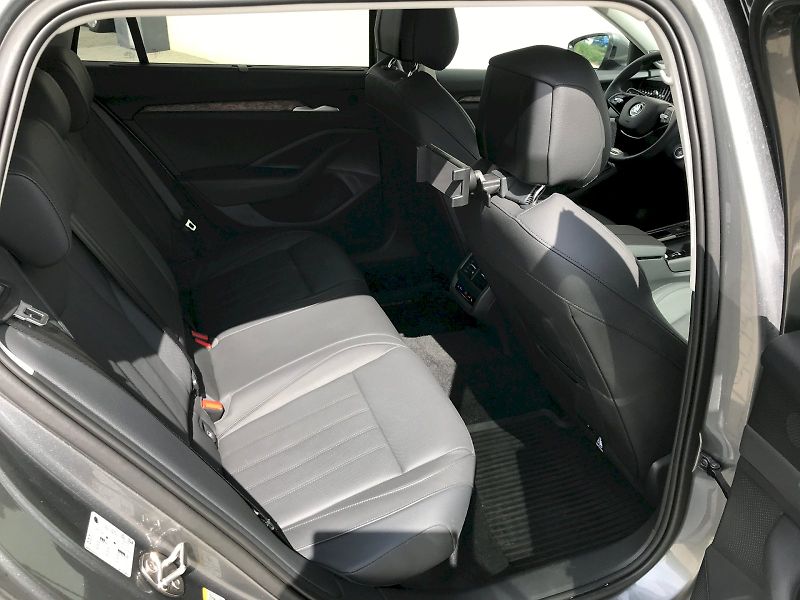 Škoda Superb (2024) COMBI L K TD 142/2.0 A7A - fotka 12 z 26