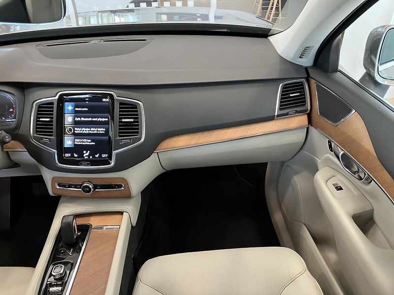 Volvo XC90 B5 AWD Momentum AT8 - fotka 18 z 43