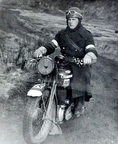 Příslušník Čs. samostatné obrněné brigády ve Velké Británii Jindřich Vopat z Litvínova při jízdě na motocyklu BSA M20., zdroj: Se svolením SLA Most