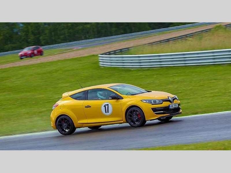 Rychlé Renaulty na Autodromu v Mostě.