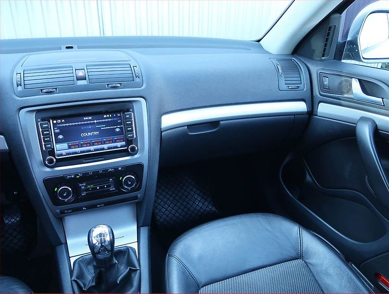 Škoda Octavia (2010) Elegance 2.0 TDI, Xenony - fotka 8 z 15