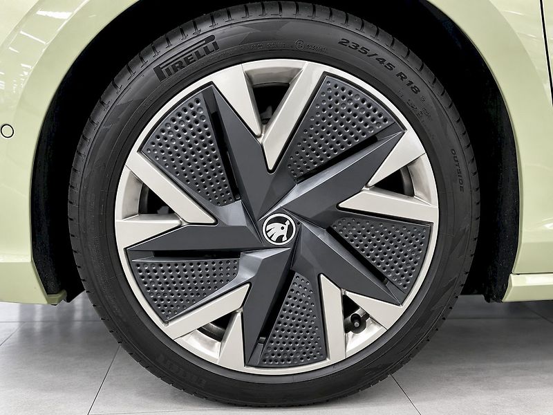 Škoda Superb (2025) COMBI Sportline TD 110 / 2.0 A - fotka 18 z 61