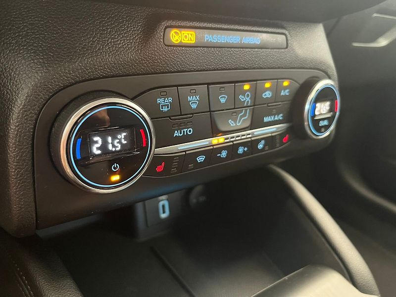 Ford Focus 2.0 EB Titanium LED - fotka 26 z 66