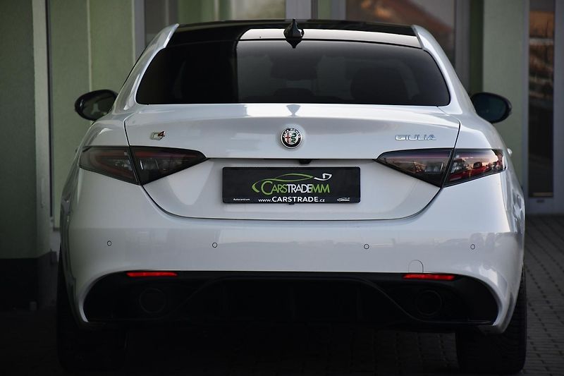 Alfa Romeo Giulia 2,0T 16V 206kW AT8-Q4 VELOCE - fotka 7 z 48