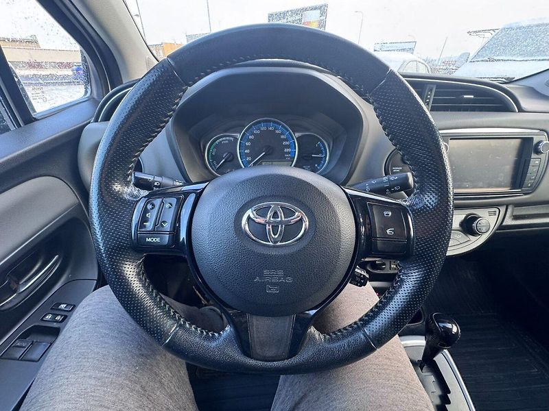 Toyota Yaris (2016) HYBRID 1,5 54 KW STK AUTOMAT - fotka 17 z 38