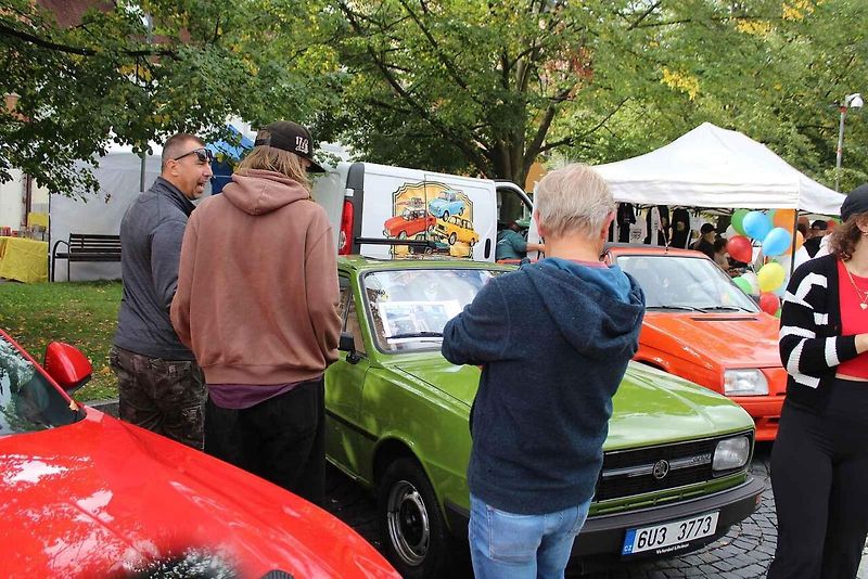 V severočeském Litvínově se uskutečnil premiérový Autofest. Na snímku je luxusní Porsche 911 Spirit.