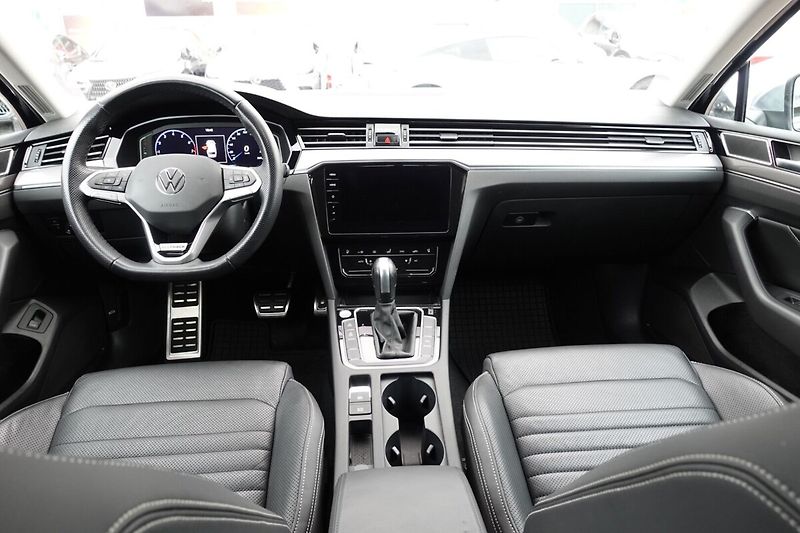 Volkswagen Passat ZLEVNĚNO 2,0TSi 206kW Alltrack - fotka 17 z 37