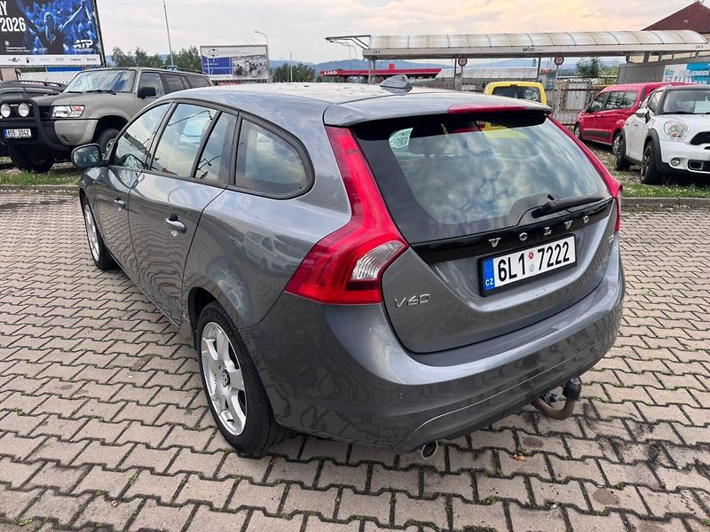 Volvo V60 (2016) D2 2,0D 88 KW TAŽNÉ - fotka 3 z 48