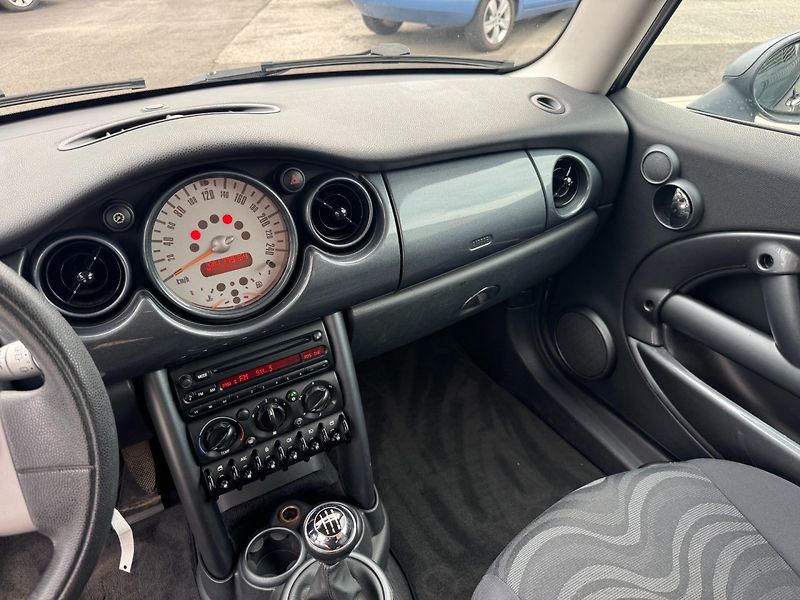 Mini Cooper (2003) One 1.6i 66kW - fotka 14 z 24