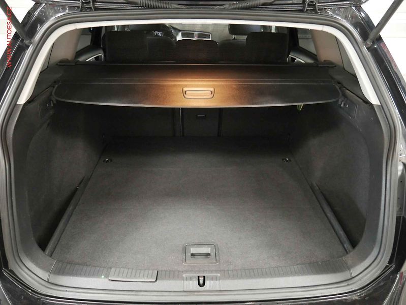 Volkswagen Golf (2015) 1.6TDi, Navi, panor - fotka 7 z 19