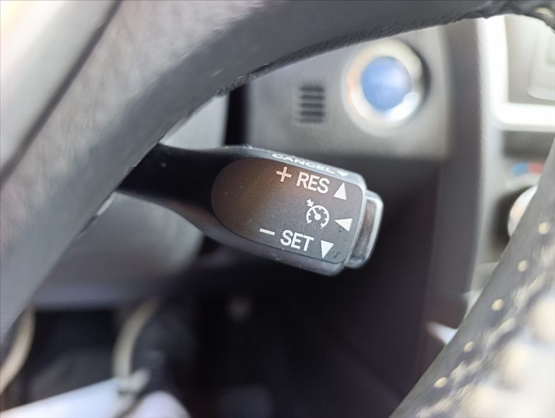 Toyota Auris 1,8 i HYBRID AT KAMERA NAVI - fotka 30 z 39