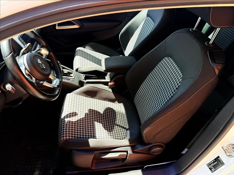 Volkswagen Scirocco 2,0 TSi DSG - fotka 19 z 24