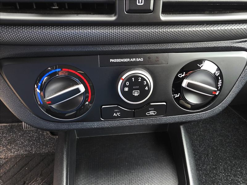 Hyundai i10 1,0 49KW vyhř. volat + sedadla - fotka 19 z 41