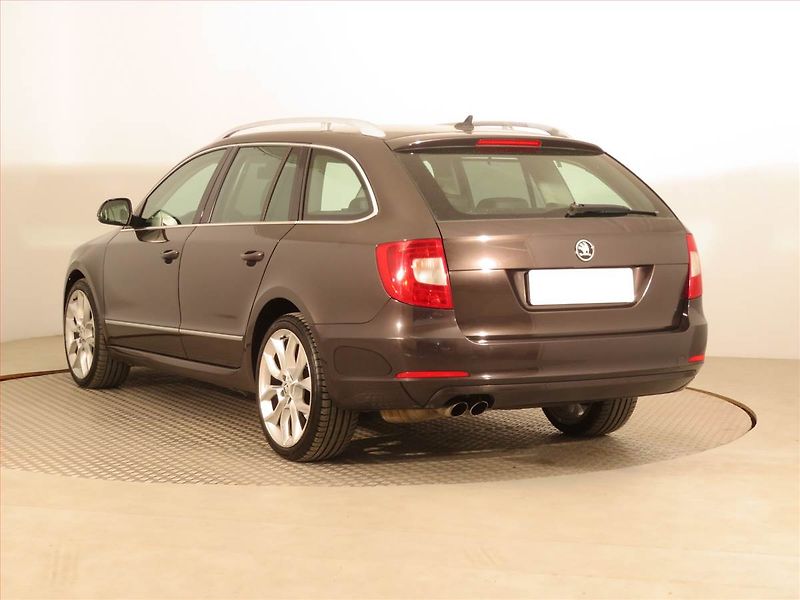 Škoda Superb (2010) Elegance 2.0 TDI, Navi, Xenony - fotka 4 z 16