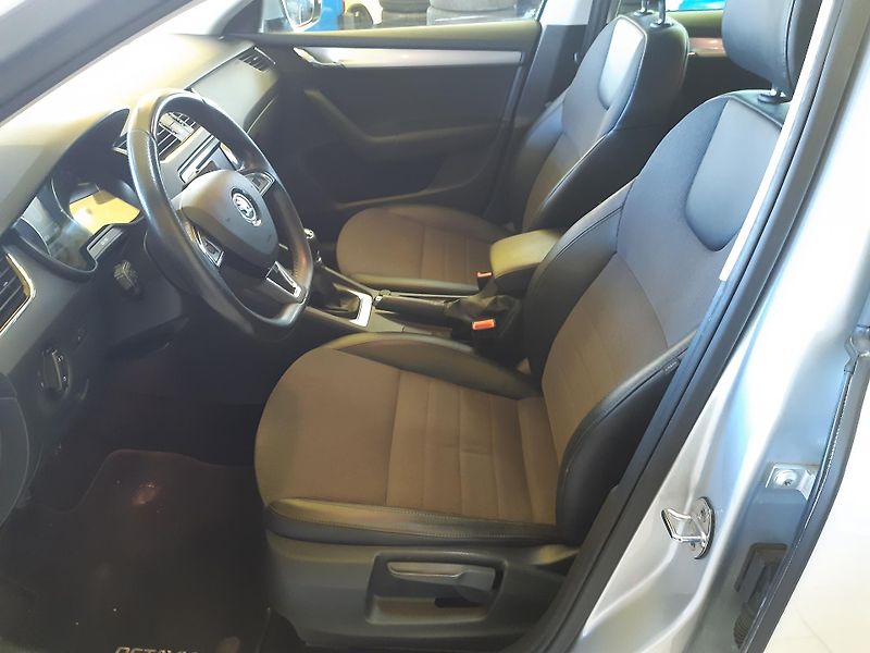 Škoda Octavia 2.0 TDI COMBI NAVI  - fotka 8 z 27