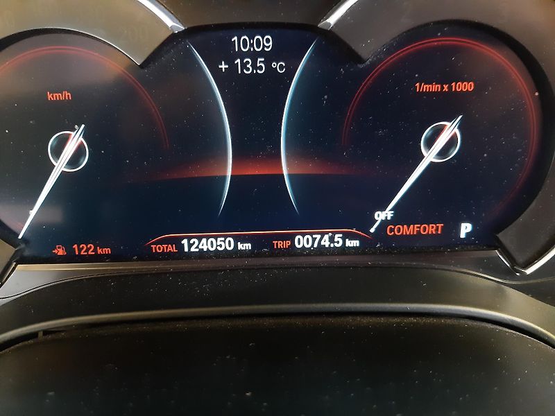 BMW Řada 5 520d XDRIVE M-PAKET - fotka 21 z 32
