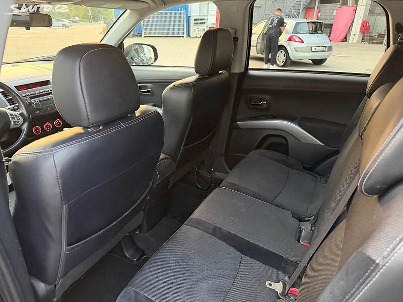 Mitsubishi Outlander (2011) 2.2DI-D,130kw 4x4 7 míst Tažné - fotka 14 z 23