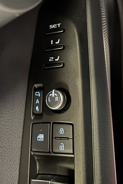 Toyota Camry 2.5 Hybrid AT EXECUTIVE - fotka 8 z 18