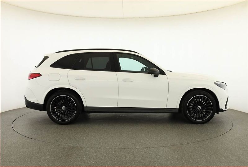 Mercedes-Benz GLC (2025) 200 4MATIC, AMG Line - fotka 6 z 30