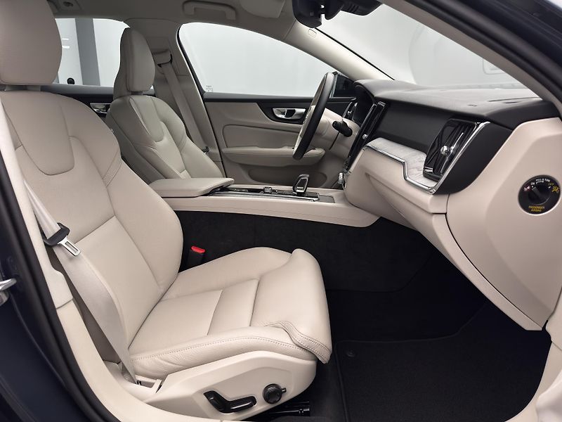 Volvo V60 B4 DARK PLUS CZ 1.maj - fotka 25 z 47