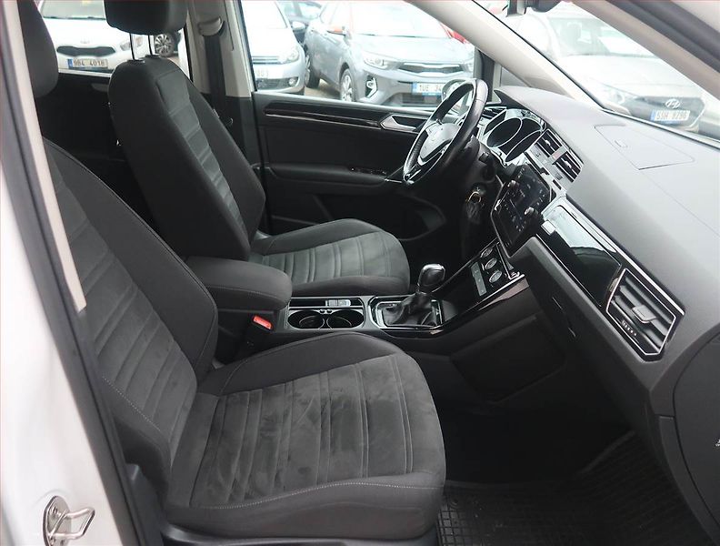Volkswagen Touran (2017) R-Line 2.0 TDI, Automat - fotka 9 z 16