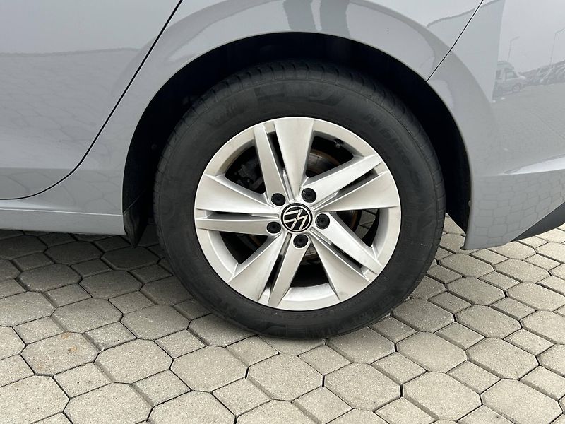 Volkswagen Golf Life 1,0TSi - fotka 20 z 22