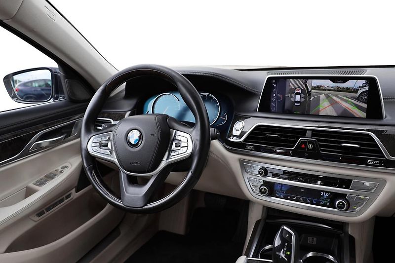 BMW Řada 7 750Li xDrive - fotka 14 z 25