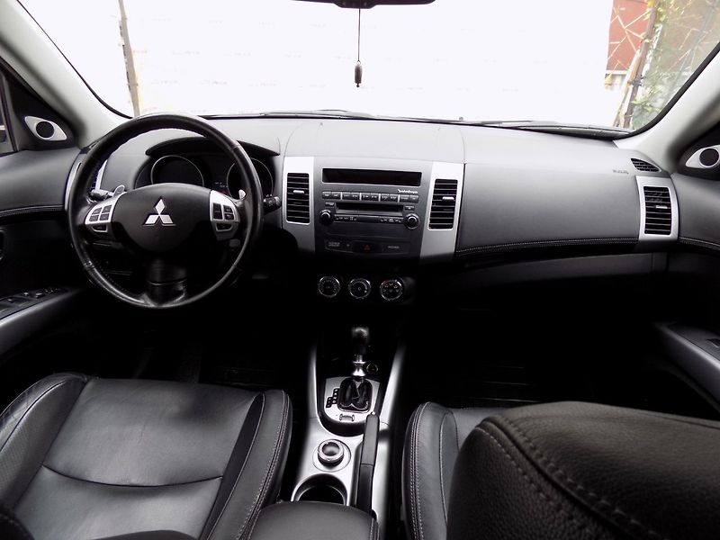 Mitsubishi Outlander (2012) 2.2DI-D/AWD/1.Maj.ČR/7.míst/ - fotka 23 z 45