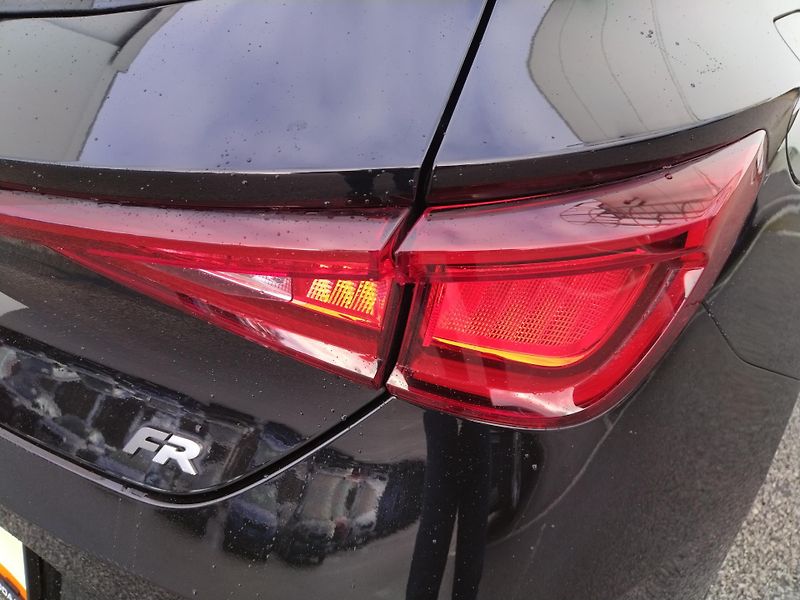 Seat Leon 2.0 TDi DSG 7st. FR-Line - fotka 28 z 29
