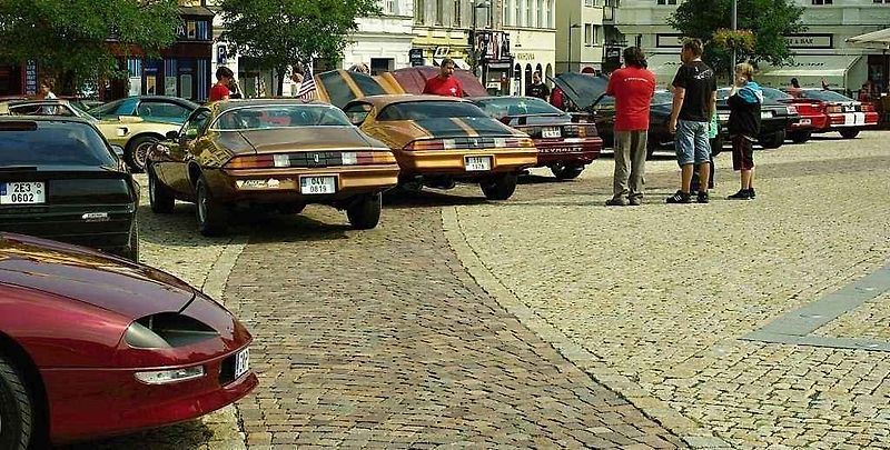 Sraz amerických vozů Chevrolet Camaro a Pontiac Firebird v Kolíně.