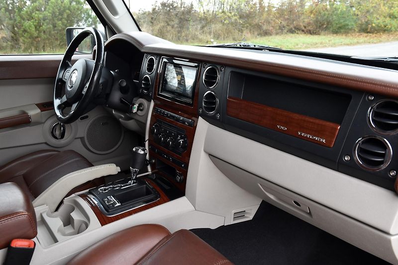 Jeep Commander 3.0 CRD V6 AT 4WD LIMITED,7SED - fotka 43 z 50